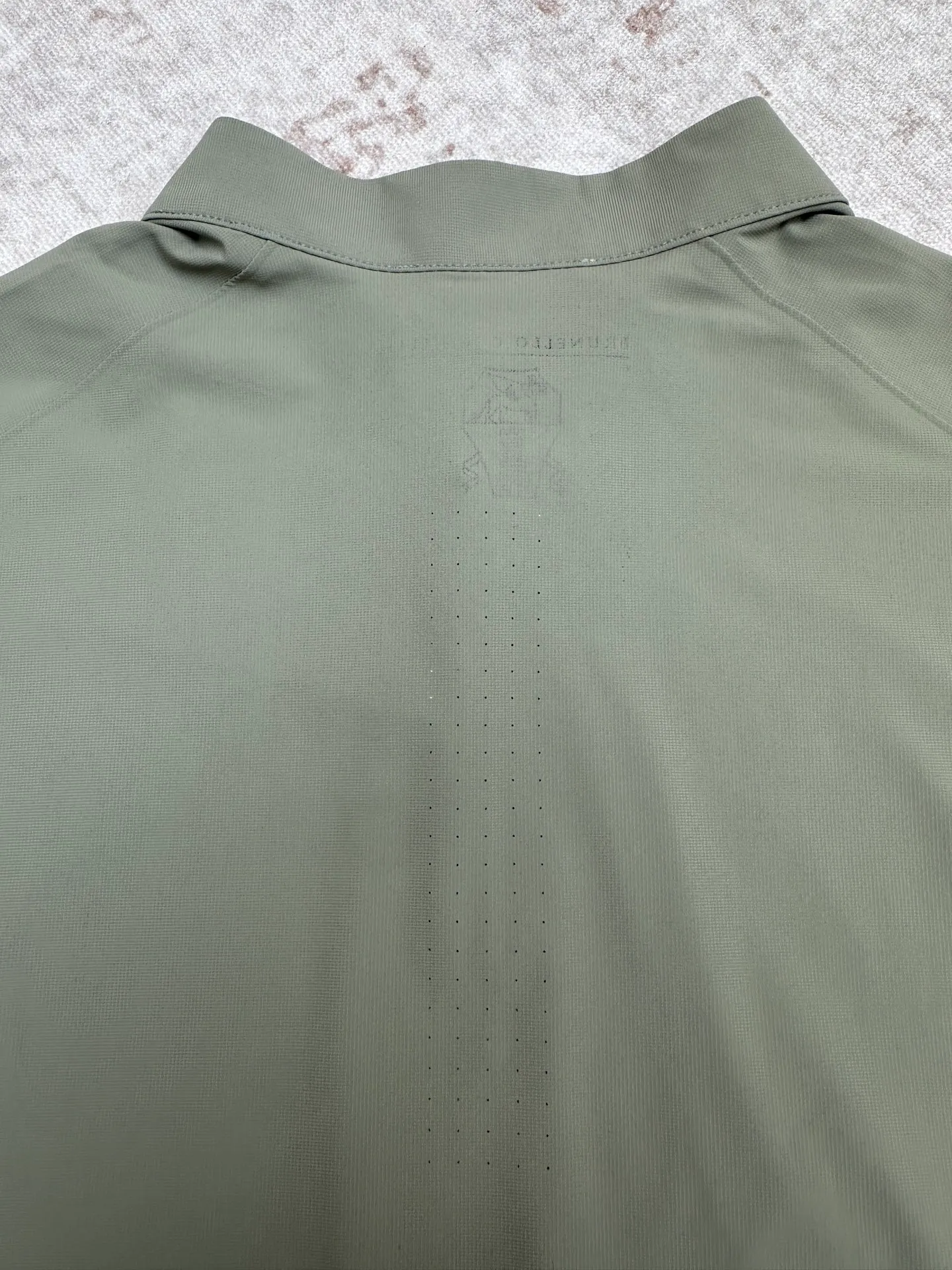 BC 26 New Arrival men's half-zip stand-up quick-drying T-shirt is a fusion of Premium outdoor leisure and light luxury texture. As for the brand, Brunello Cucinelli, as Italy's top luxury brand, is known for its concept of "low-key luxury". This T-shirt continues the brand's ultimate pursuit of craftsmanship and texture. The style adopts a simple and neat half-zip stand-up collar design, which combines casual and capable temperament. The neat tailoring modifies the figure and is not flattering. It is available in three colors: Light Green, pure white, and Black, suitable for a variety of wearing scenarios. The fabric is made of high-count, quick-drying technical fabric, which feels cool and silky to the touch. It has excellent moisture-absorbing and sweat-wicking properties and does not stick to the body when you sweat. It also has UPF sun protection effect, which is both breathable and sun-proof. The fabric contains high-elastic spandex, which is full of elasticity and anti-wrinkle Wear-Resistant. It will not deform when machine washed and can be easily taken care of. The overall workmanship is exquisite, the collar and cuffs are all seamlessly hemmed, and the zipper is smooth. It combines sports practicality with high-end texture for daily wear. It is an ideal choice for summer commuting and outdoor travel. Would you like me to add some matching suggestions and care tips for you to make this T-shirt better cared for and more Versatile? Sizes: M.L.XL.2XL.3XL.4XL